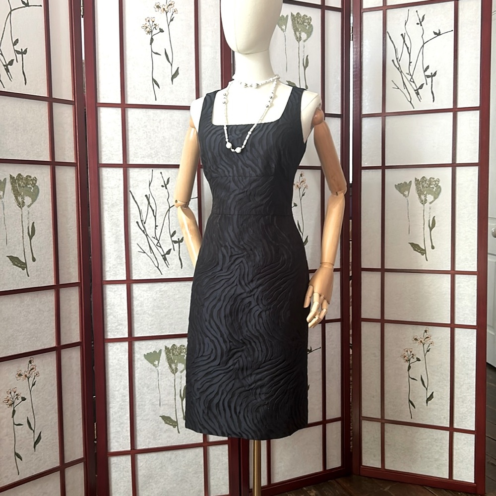 Beautiful Banana Republic Navi dress perfect for any occasion